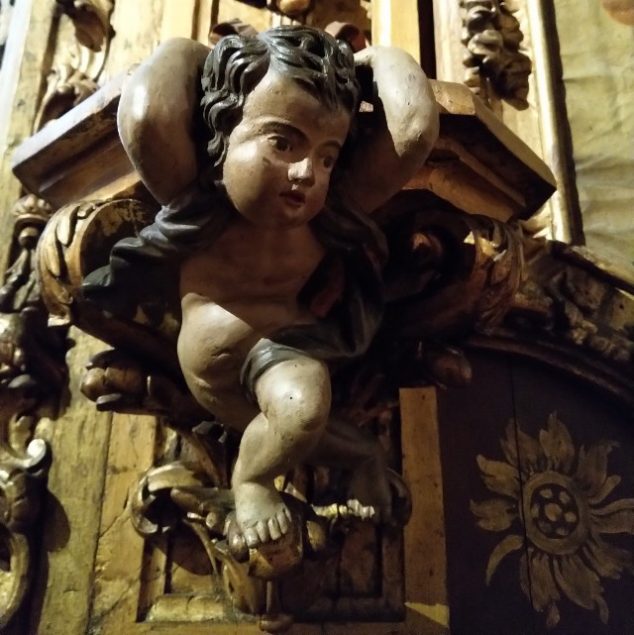 Pormenor de menino num dos painéis de talha dourada da igreja do Convento de Santa Clara. Século XVIII.