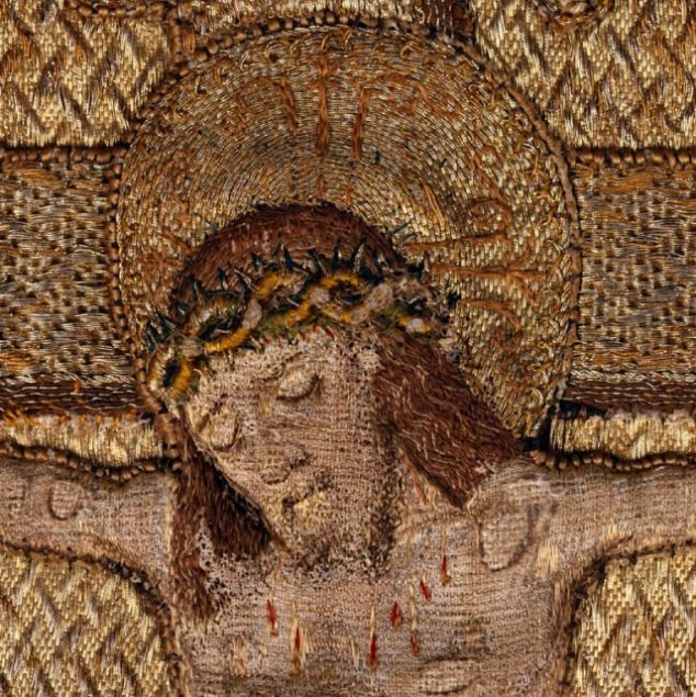 Cristo crucificado. Pormenor da casula de Santo Estevão. Séculos XV a XVI.