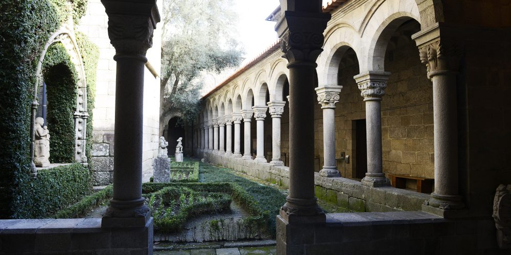 Claustro e jardim do Museu