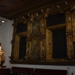 Sala de Santa Clara, com escultura e talha.