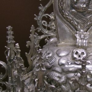 Pormenor da haste de cruz processional em prata do século XVI.