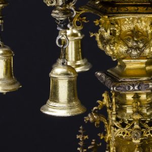 Pormenor do pé e tintinábulos de custódia de prata dourada, do século XVI.