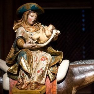 Virgem com o Menino. Pormenor da escultura em madeira 'Fuga para o Egito'. Século XVIII.