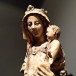 Grande plano da Virgem na escultura em calcário Santa Maria a Formosa, , do século XIV.