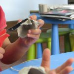 Alunos em atelier de reciclagem de papel.