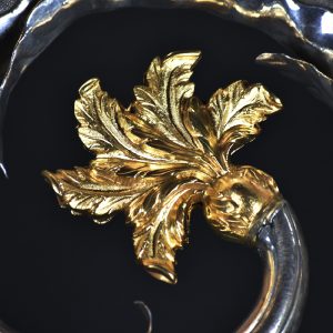 Crossa decorada com folhagem. Pormenor de báculo em prata e latão dourado. Século XIX.