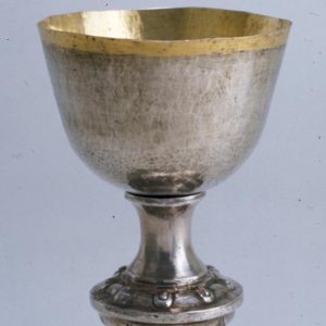 Pormenor da copa de cálice em prata. Século XVII.