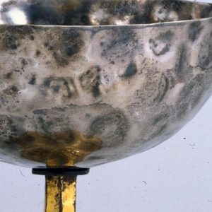 Pormenor da copa de cálice em prata e cobre. Século XVI.