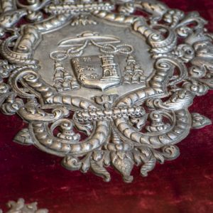 Armas de cónego. Pormenor de capa de missal em prata e veludo. Século XVIII.