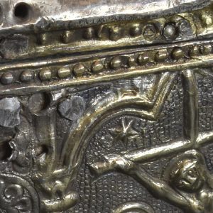 Pormenor de relevo e punção em cofre relicário de prata. Século XIII.