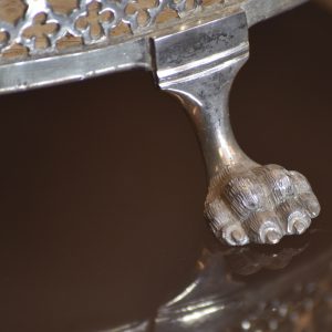 Pé em fiorma de garra. Pormenor de caixa para âmbula da extrema-unção em prata. Século XIX.