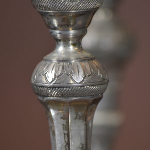 Pormenor do pé de castiçal em prata. Século XIX.
