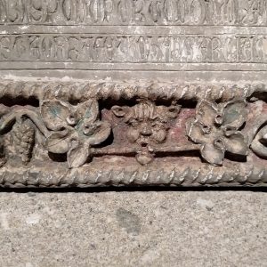 Folhas de videira e carranca. Pormenor da iplaca de sagração da Igreja da Oliveira. Século XV.