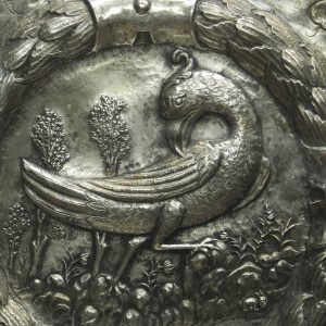 Ave alisando as penas com o bico. Pormenor de salva em prata. Século XIX