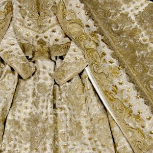 Pormenor de vestido da Imagem da Senhora da Oliveira. Século XVIII.