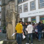 Alunos a realizar a atividade de descoberta do Centro Histórico de Guimarães.