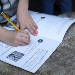 Aluno a realizar a atividade de descoberta do Museu com ajuda de roteiro.