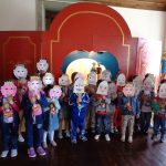 Alunos com máscaras após ateliê e teatro de marionetas.