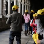 Alunos à chegada ao claustro antes de atividades educativas.