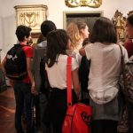 Alunos na Sala da Talha durante visita guiada.
