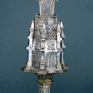 Nó arquitetónico. Pormenor de cruz processional em prata. Século XV.
