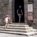 Tourists at the lateral door of the museum
