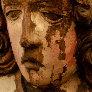 Rosto de anjo. Pormenor de escultura em madeira do século XVI.