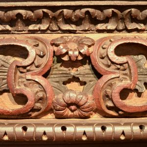 Pormenor de armário em madeira de castanho. Século XVII-XVIII.