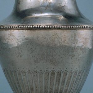 Caneluras e grinaldas de flores gravadas. Pormenor de jarrão em prata. Século XIX.