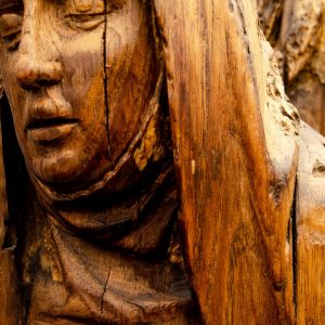 Rosto da Virgem. Pormenor da escultura 'Virgem Maria e São João Evangelista'. Século XVI.