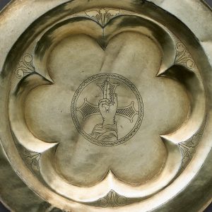 Mão de Deus sobreposta a uma cruz. Pormenor de patena em prata dourada. Século XII.