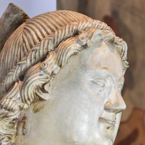 Rosto. Pormenor da escultura em calcário 'São Sebastião'. Século XV.