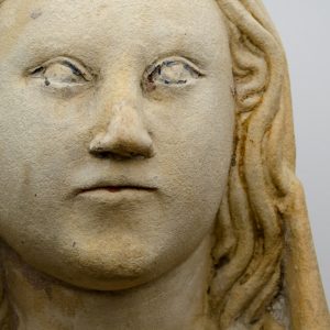 Rosto. Pormenor da escultura em calcário policromado de Santa Margarida. Século XV.