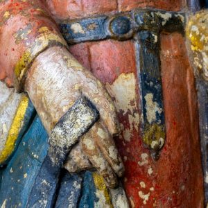 Mão com cinto. Pormenor da escultura em calcário policromado de São Tomé. Século XVI.