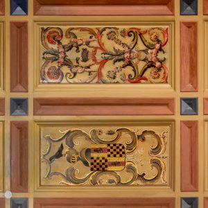 Brasão. Pormenor da pintura do teto em madeira da Capela de São Jorge. Século XVII.