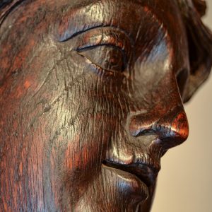 Pormenor de rosto de anjo. Escultura em madeira de anjo tocheiro. Século XVII-XVIII.