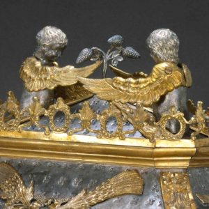Anjos alados. Pormenor de urna em prata dourada e bronze dourado. Século XVIII.