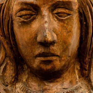 Rosto da Virgem. Pormenor de escultura em madeira do século XVI.