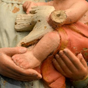 Pormenor da escultura em calcário da Virgem da Purificação segurando o Menino. Século XVI.