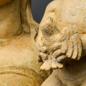 Menino Jesus com pomba. Pormenor da escultura em calcário da Virgem da Purificação. Século XVI.