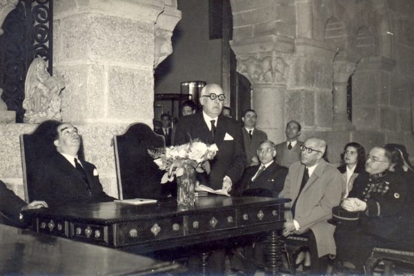 Homenagem no Museu a Alfredo Guimarães Homenagem a Alfredo Guimarães. Porta da Sala do Capítulo.Fotografia de 1953.