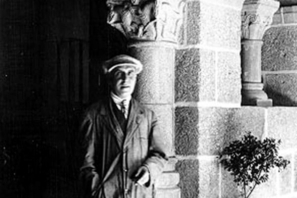 Alfredo Guimarães Alfredo Guimarães, fundador e diretor do Museu, à porta da Sala do Capítulo. Fotografia de 1931.