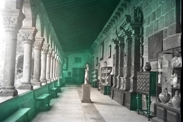 Claustro com exposição de peças da coleção Claustro do Museu em meados do século XX, com exposição de peças da coleção permanente.