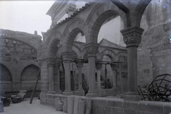 Restauro do claustro Fotografia antiga do restauro do claustro. Início do século XX.