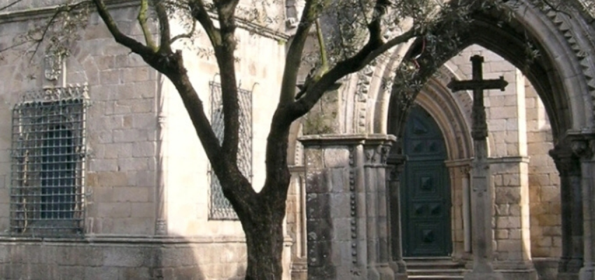 Oliveira da Praça da Oliveira, con Padrão do Salado e Igreja de fundo. Centro Histórico de Guimarães.