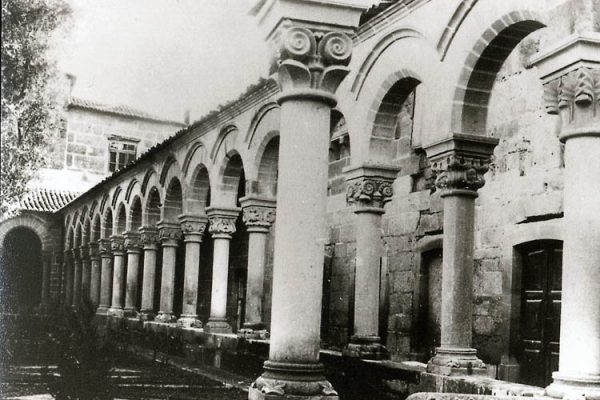 Fotografia antiga do claustro Claustro antes das obras de restauro. Regitso fotográfico antigo.