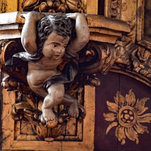 Menino. Pormenor Ilhargas da capela-mor da igreja do Convento de Santa Clara. Século XVIII.