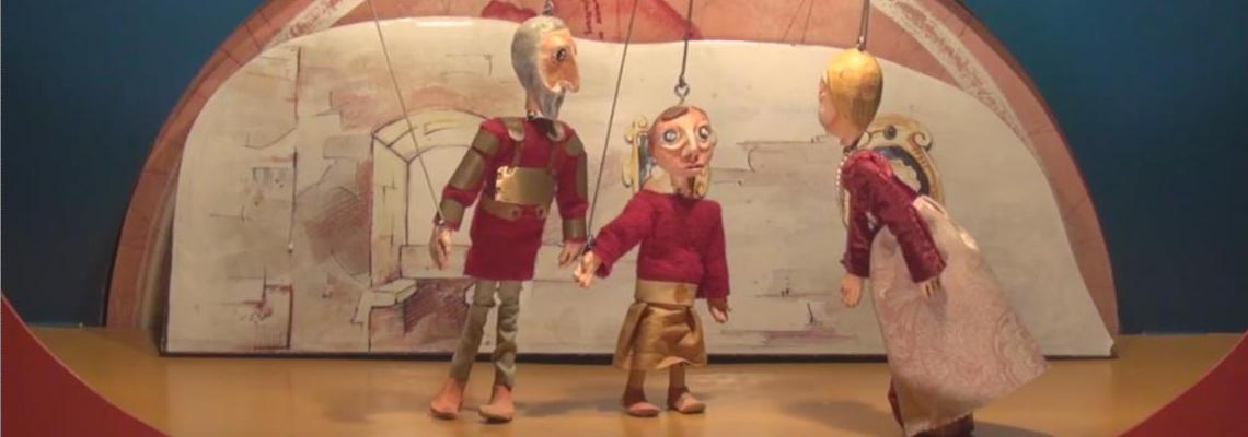 Cenário do teatro de marionetas 'Afonso Henriques: um Rei a valer!', com personagens.