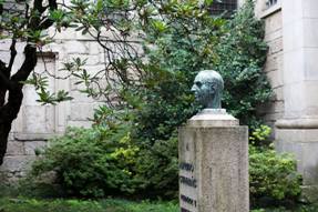 Busto de Alfredo Guimarães no jardim do claustro.