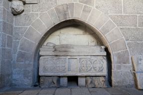 Túmulo de Dona Beringela Gil. Capela de são Brás. Século XV. Claustro do Museu.